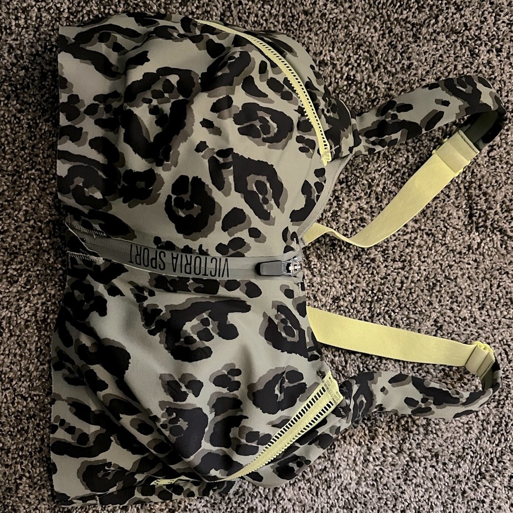 Victoria Secret sports Bra. 34 DDD